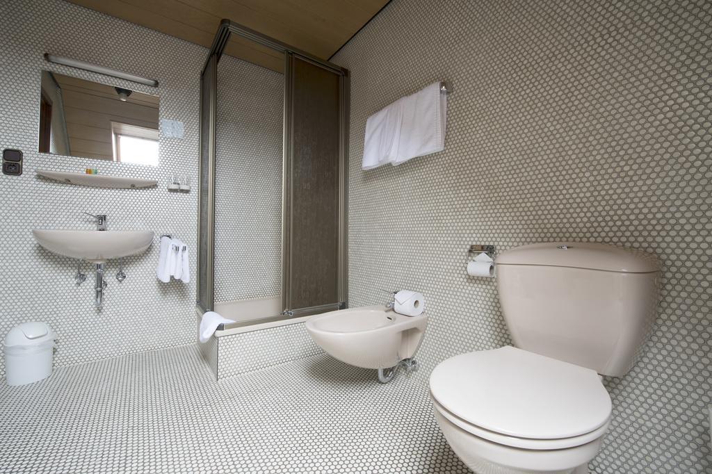 Hotel Continental Sarrebruck Habitación foto