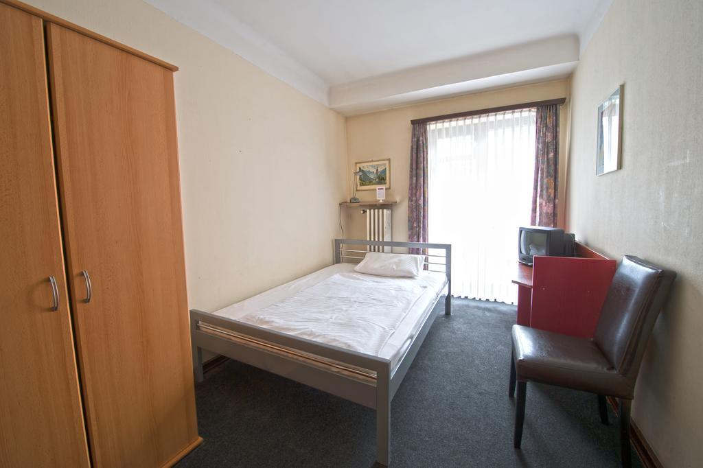 Hotel Continental Sarrebruck Habitación foto