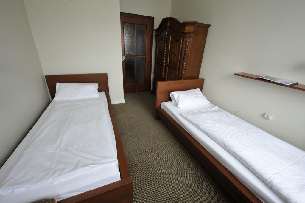 Hotel Continental Sarrebruck Habitación foto